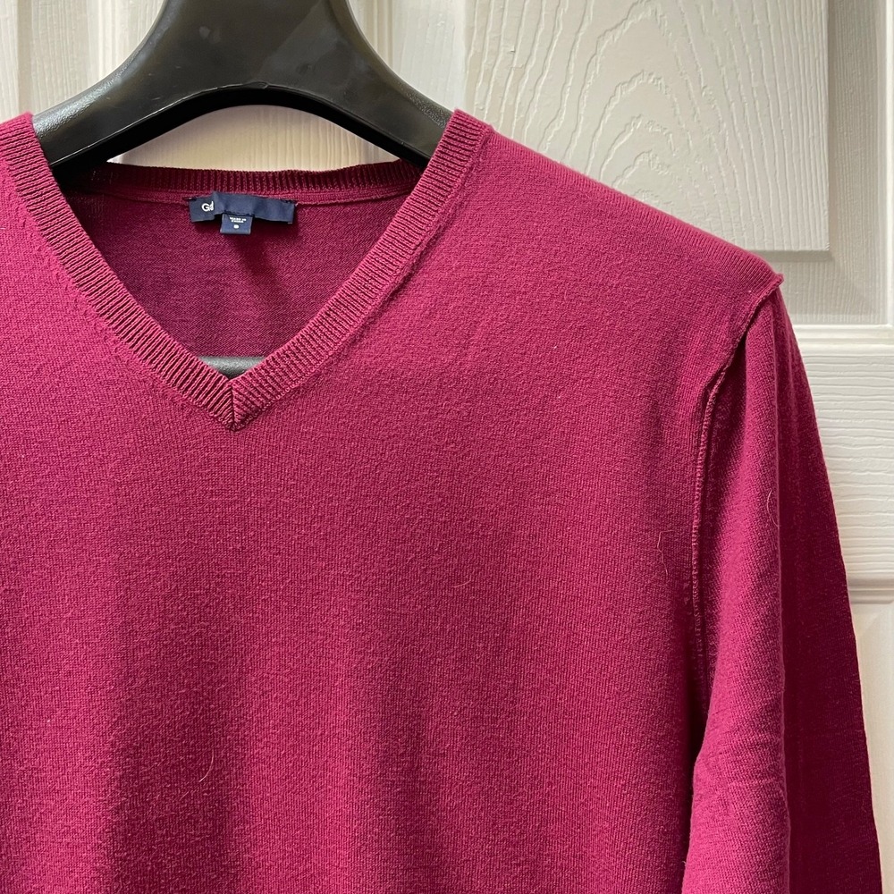 Gap Men's Size Small Magenta V-Neck Cotton Sweater Exposed Seams Classic